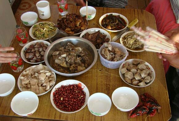 东北真正的杀猪菜看着就让人过瘾,吃东北的杀猪菜哪的最正宗