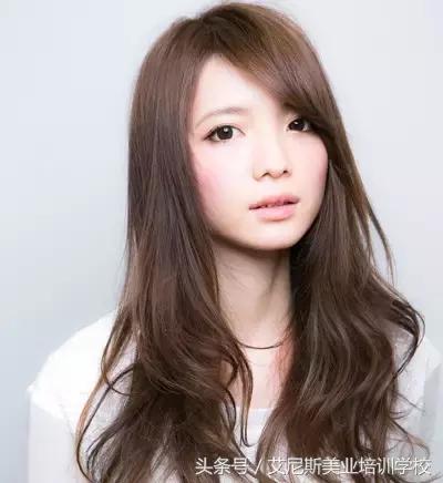 额头窄头发多适合什么刘海发型,发际线高的人适合什么刘海发型