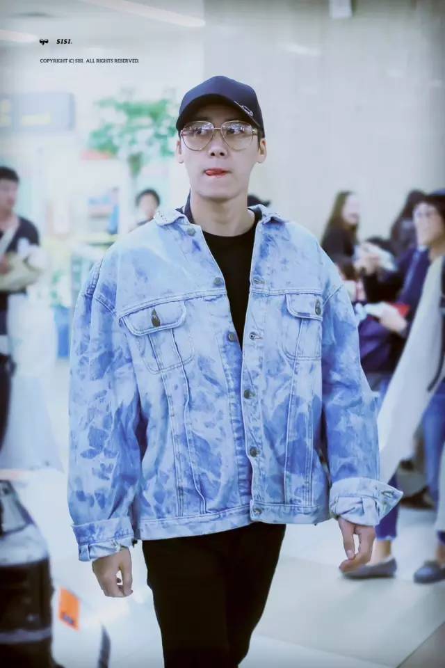 陈伟霆李易峰黑白配表演,李易峰陈伟霆出席活动西服