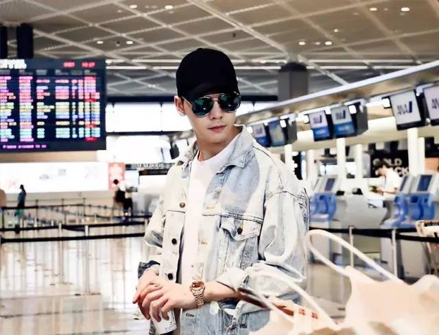 陈伟霆李易峰黑白配表演,李易峰陈伟霆出席活动西服