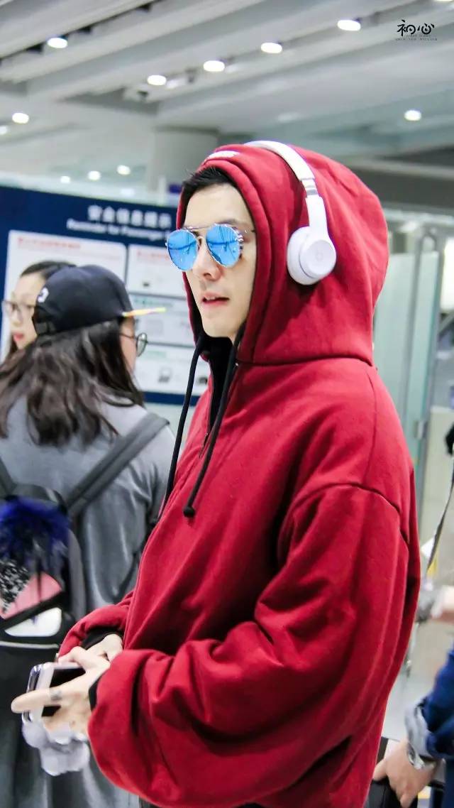 陈伟霆李易峰黑白配表演,李易峰陈伟霆出席活动西服