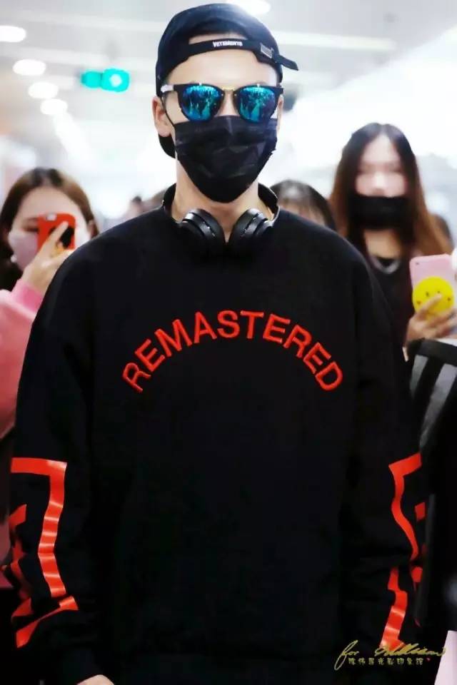 陈伟霆李易峰黑白配表演,李易峰陈伟霆出席活动西服