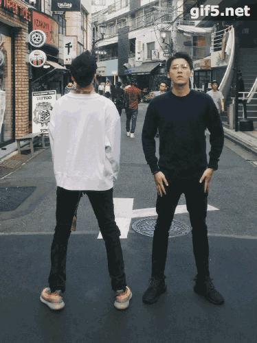 陈伟霆李易峰黑白配表演,李易峰陈伟霆出席活动西服