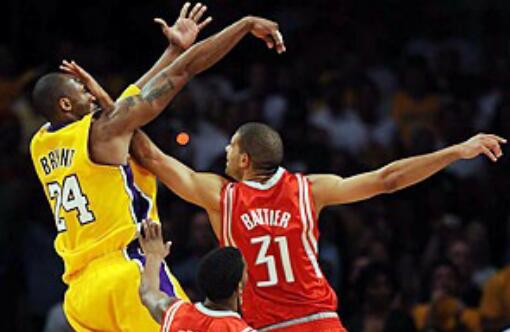 nba遮眼防守是不是犯规,防守遮眼犯规