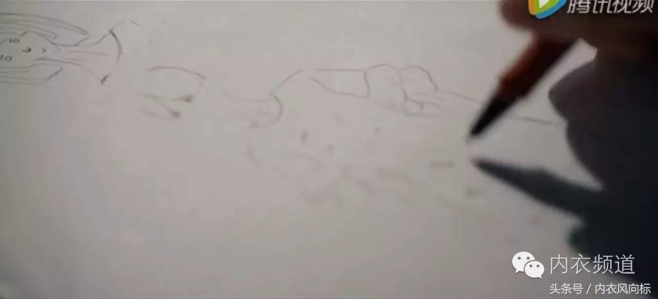 女人、睡衣与狗,芬腾用7分钟讲了一个“忠犬八公”的故事