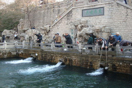 济南人取水和烤串儿的劳动工具革新