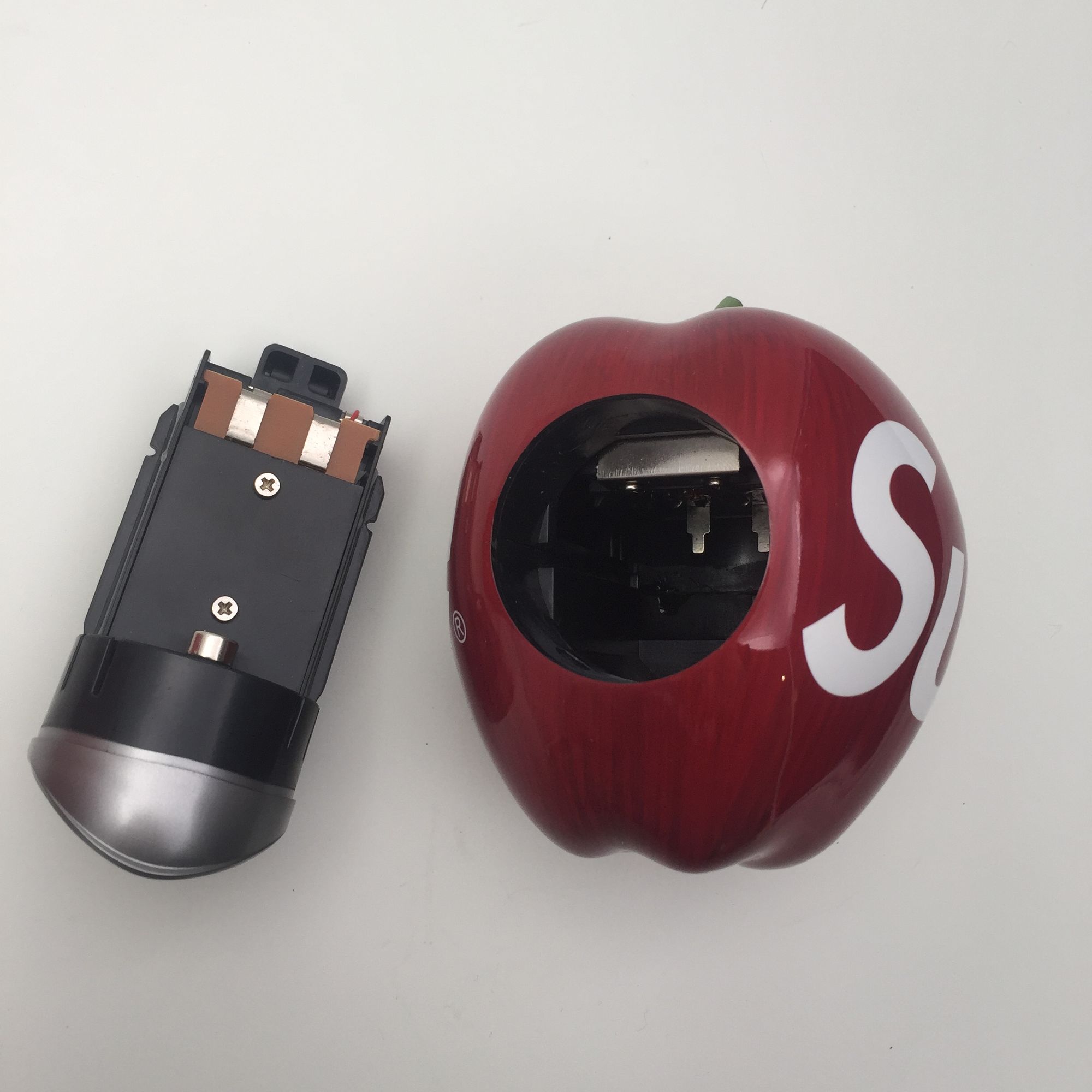 一块700多砖头一个上千的苹果,SUPREME颠覆你的价值观