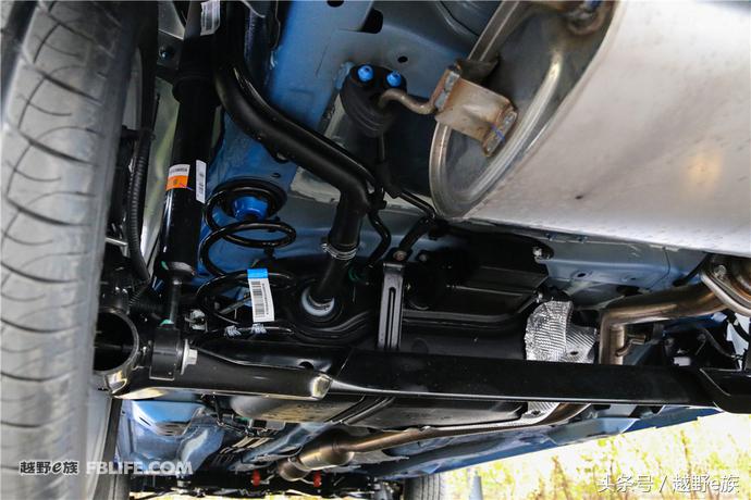 城市中的帅小伙试驾哈弗H2s红标版