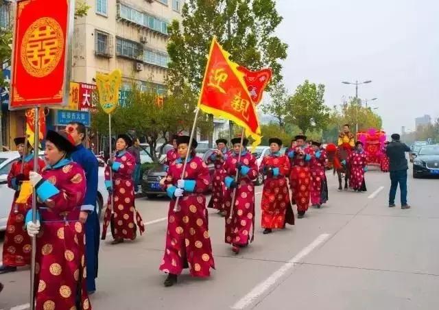 山西临汾街头上的婚礼，舞狮、花轿、大红马跳得真好！