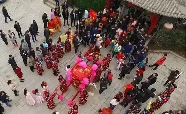 山西临汾街头上的婚礼，舞狮、花轿、大红马跳得真好！