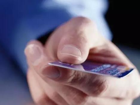 自己办的信用卡被人盗刷了怎么办,信用卡被盗刷信用卡还能用吗