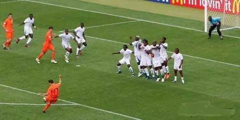 足球中场任意球的技巧,罗纳德科曼罚球技巧