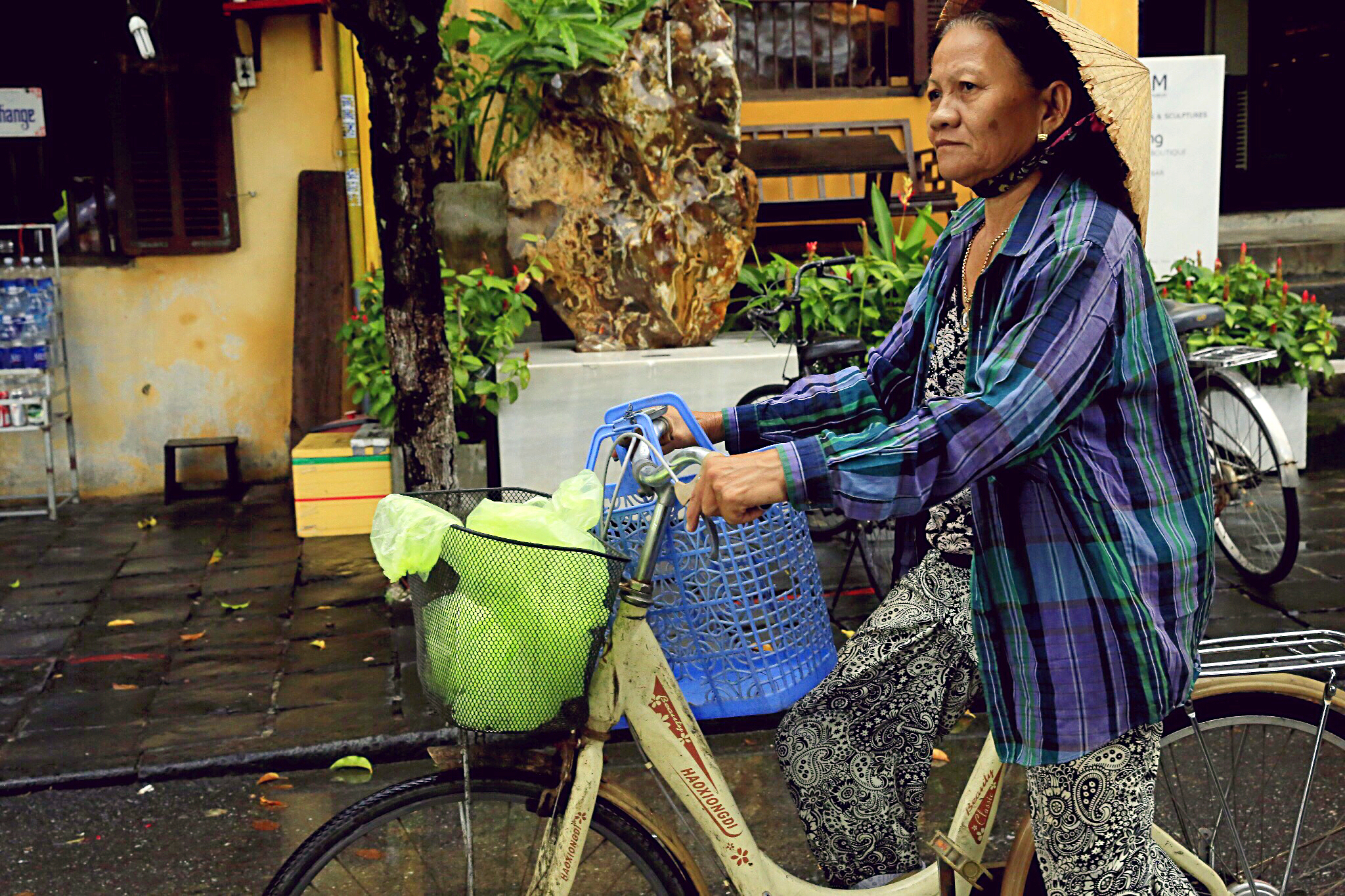在越南会安古镇，喝一杯柠檬叶荷花茶、拍一次灯笼里的订婚照