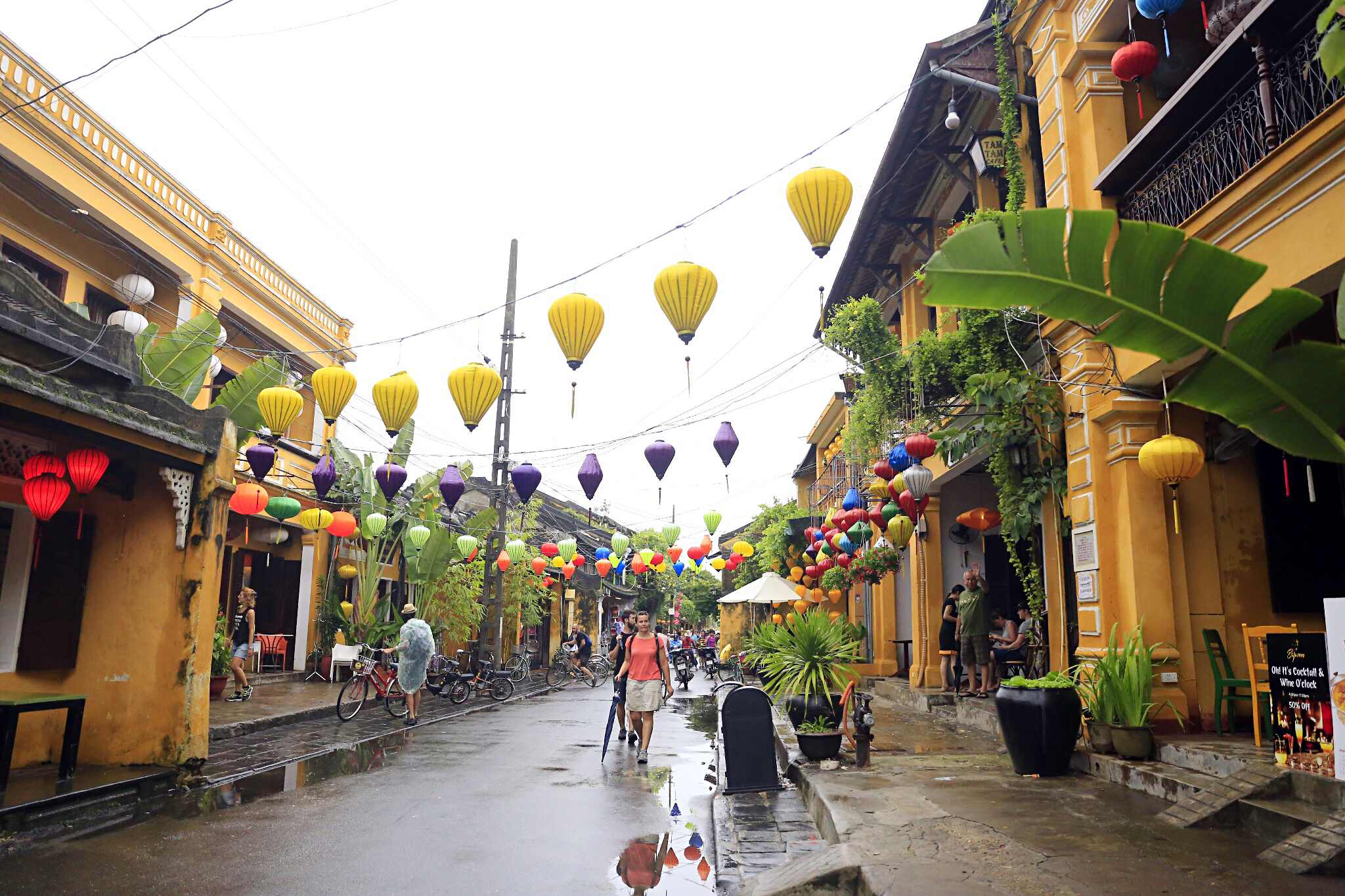 在越南会安古镇，喝一杯柠檬叶荷花茶、拍一次灯笼里的订婚照