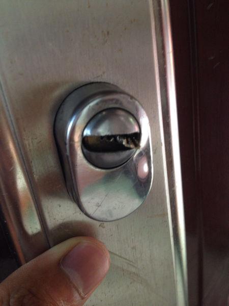 钥匙断在锁里开锁师傅怎样取出,钥匙不小心断了怎么打开门