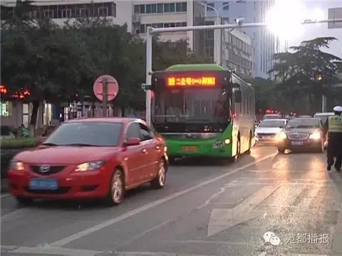 南阳恒大帝景街头发广告宣传单被执法人员抓现行