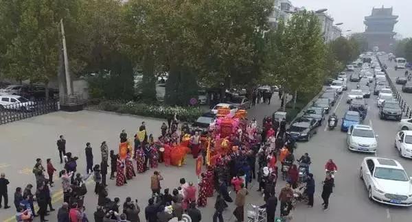山西临汾街头上的婚礼，舞狮、花轿、大红马跳得真好！