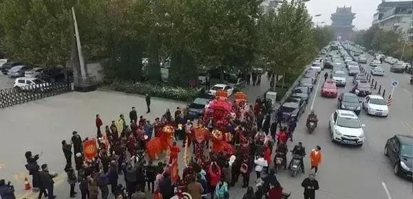山西临汾街头上的婚礼，舞狮、花轿、大红马跳得真好！