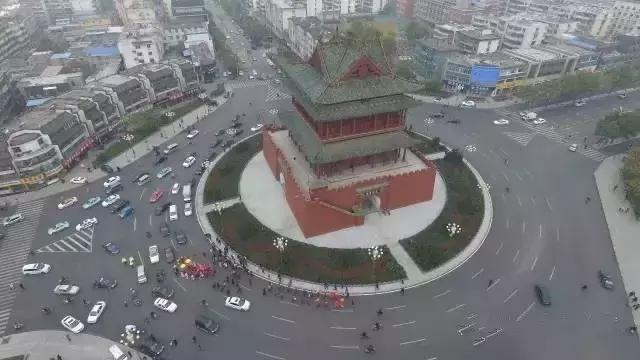 山西临汾街头上的婚礼，舞狮、花轿、大红马跳得真好！