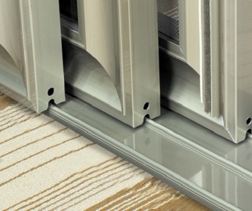 家里的门窗脏了如何清理,家里门脏了怎么清理