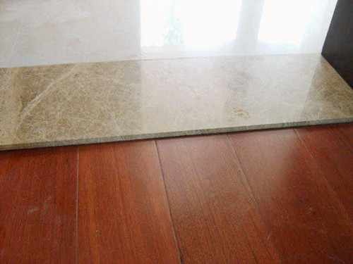 地板与过门石之间要美缝吗,地板和过门石之间要装扣条吗