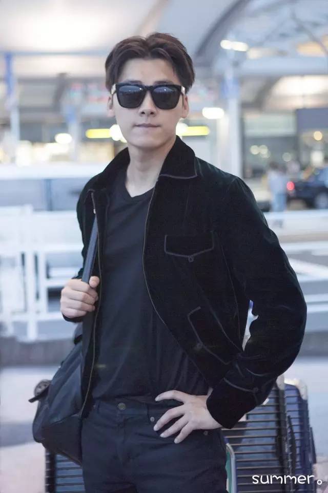 陈伟霆李易峰黑白配表演,李易峰陈伟霆出席活动西服