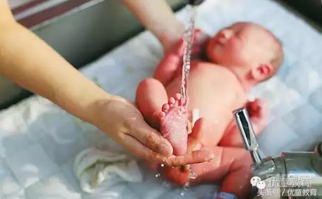 怎么给宝宝洗澡一岁以内,宝宝洗完澡怎样给宝宝做抚触