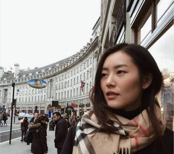 baby杨幂走秀,杨幂baby同框滑雪