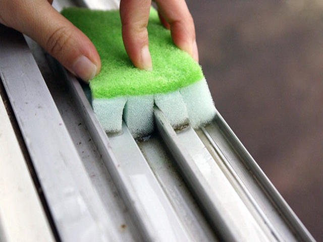 玻璃上的漆的清洁方法,玻璃脏了不好擦教你一招轻松解决