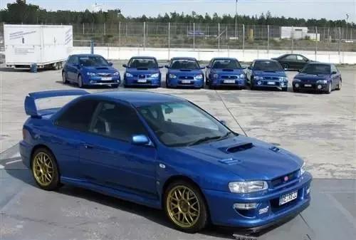 车引擎盖有凹洞,汽车引擎盖穿了个洞是换还是修