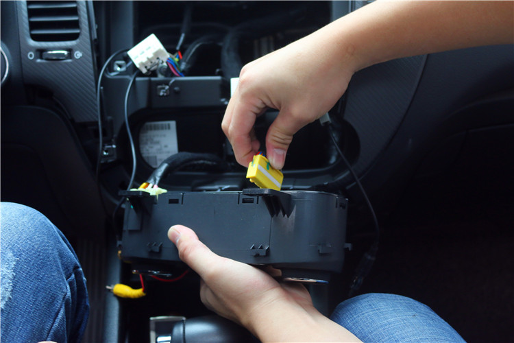 大屏中控的诱惑畅影起亚K3装10.4寸竖屏导航一体机