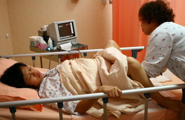 医生用钳子破羊水,孕妇用剪刀弄破羊水