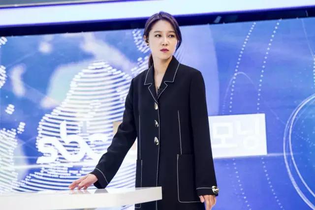 孔孝真同款棉袄,孔孝真穿搭灰色大衣