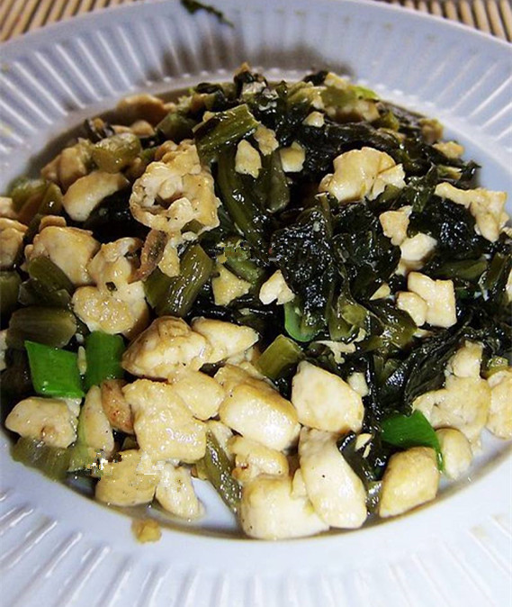 你想不想吃蛋炒饭,雪里红炒肉沫配米饭