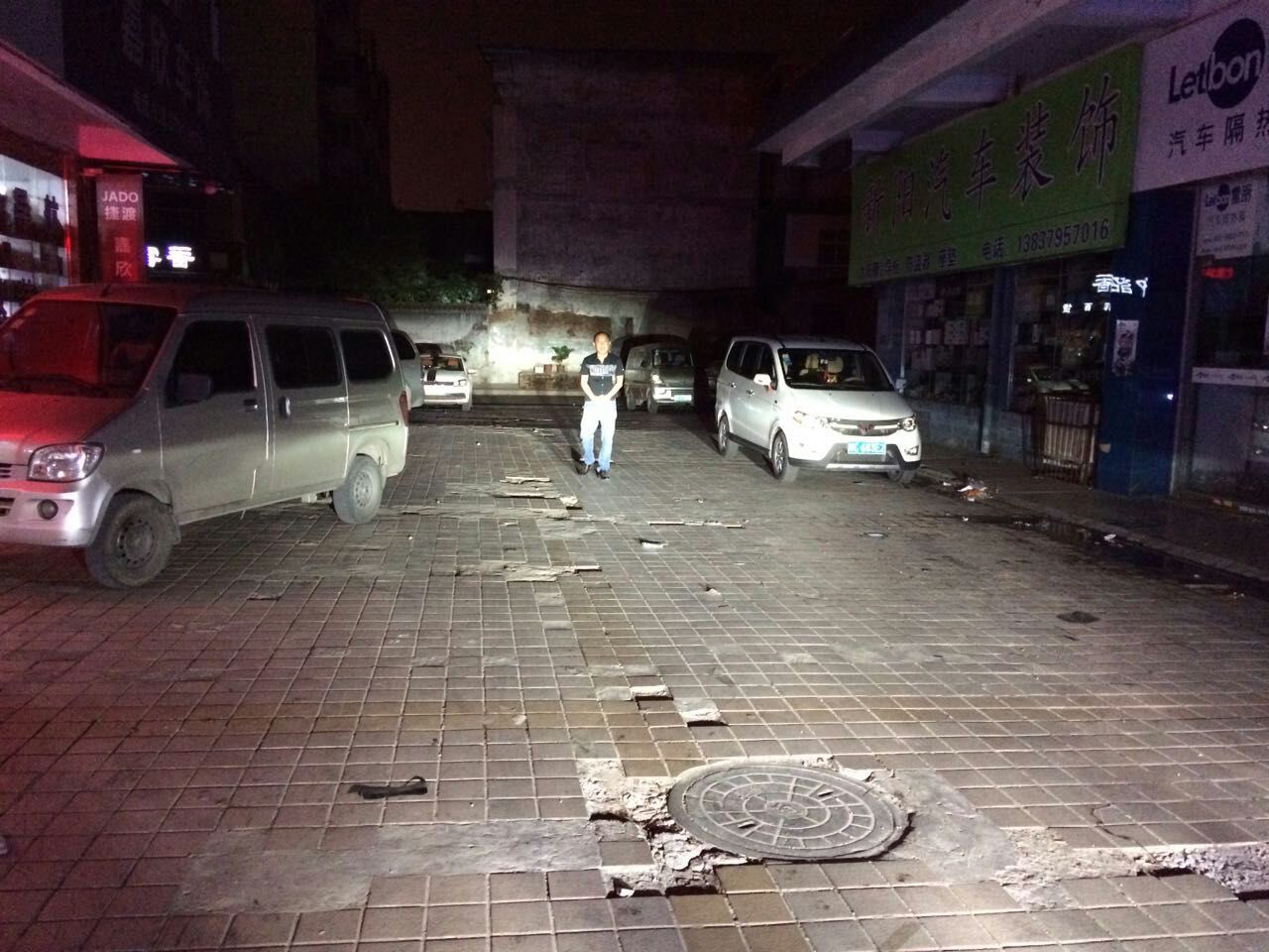 吉利帝豪ec718灯光调整图,帝豪ec718汽车大灯近灯怎么调高度