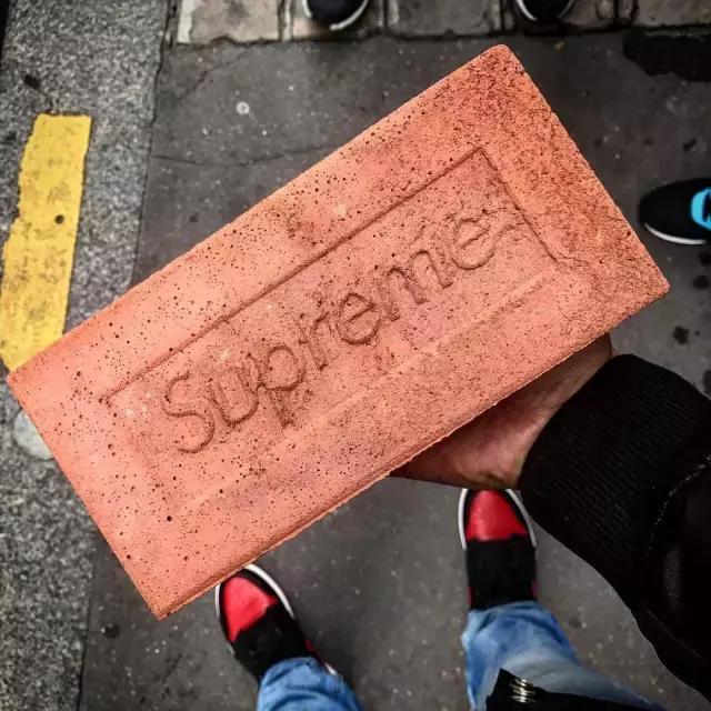 一块700多砖头一个上千的苹果,SUPREME颠覆你的价值观