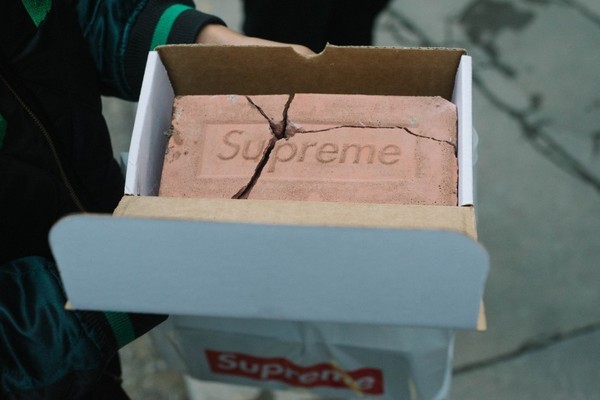 一块700多砖头一个上千的苹果,SUPREME颠覆你的价值观