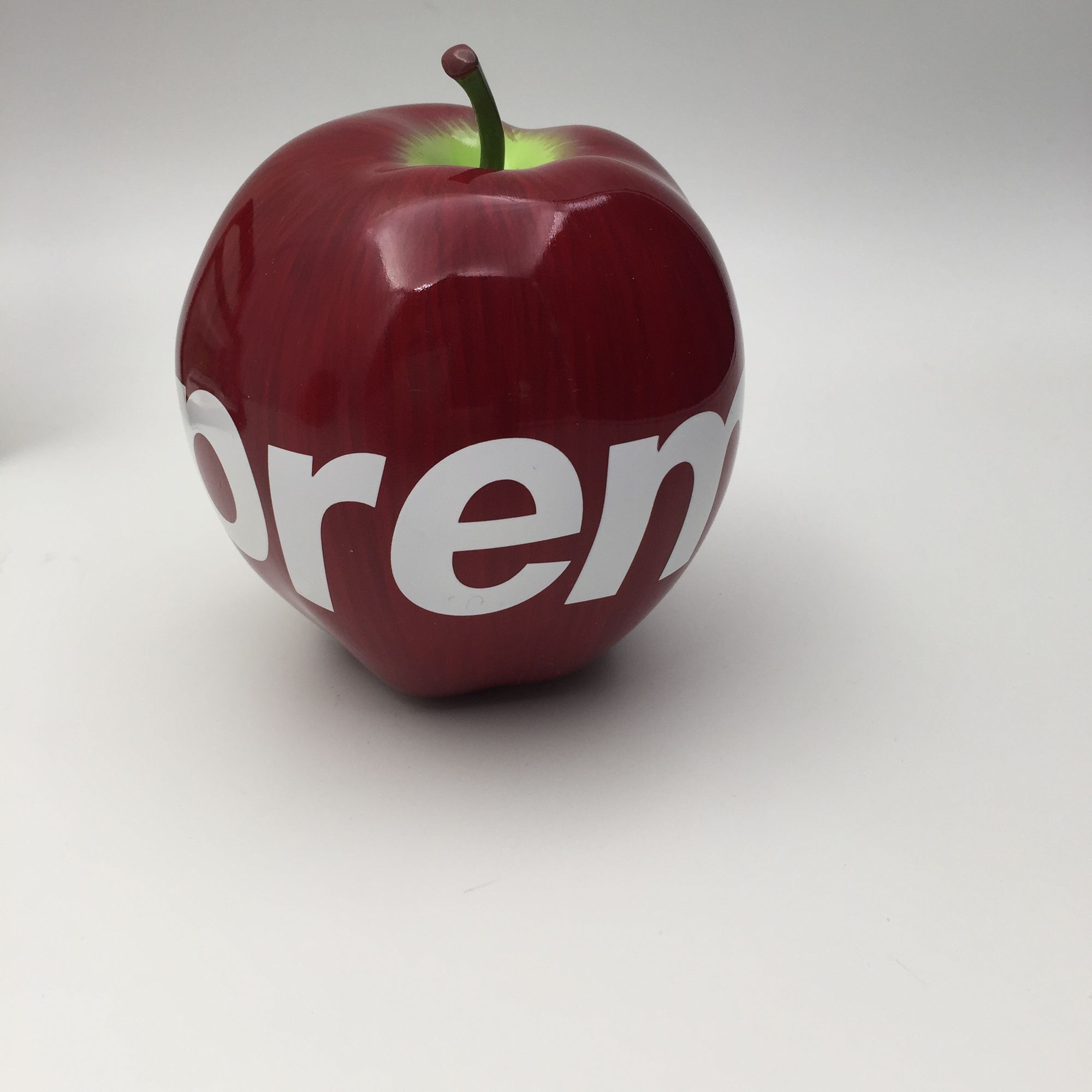 一块700多砖头一个上千的苹果,SUPREME颠覆你的价值观