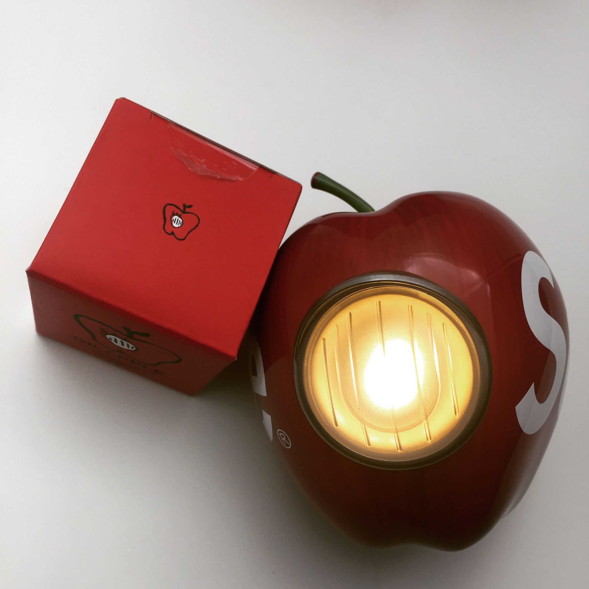 一块700多砖头一个上千的苹果,SUPREME颠覆你的价值观