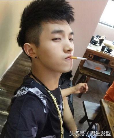 20岁男生发型干净帅气,短发发型男生简单干净帅气