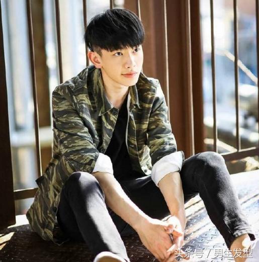 20岁男生发型干净帅气,短发发型男生简单干净帅气