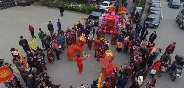 山西临汾街头上的婚礼，舞狮、花轿、大红马跳得真好！