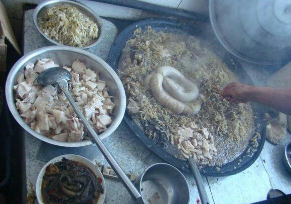 东北真正的杀猪菜看着就让人过瘾,吃东北的杀猪菜哪的最正宗