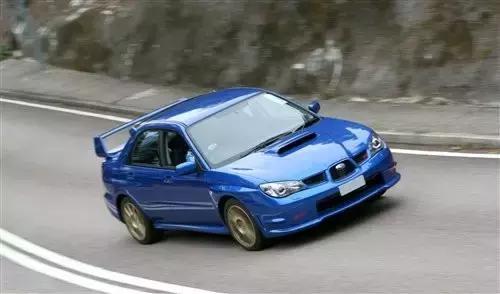 车引擎盖有凹洞,汽车引擎盖穿了个洞是换还是修