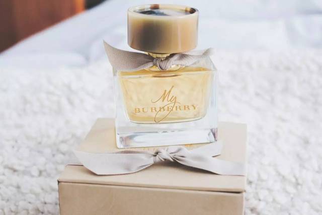 burberry风衣和围巾,burberry风衣配什么颜色围巾