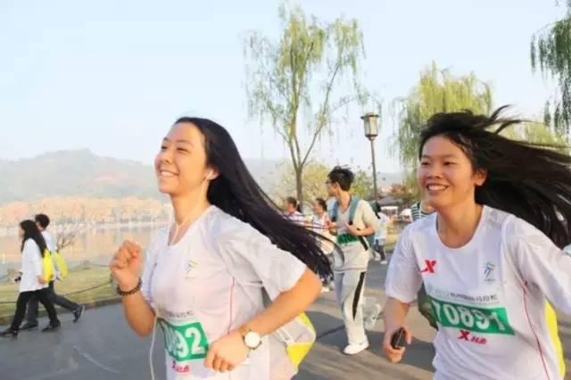 小微拼尽洪荒之力，全程记录杭马！杭州人30年前这样开跑