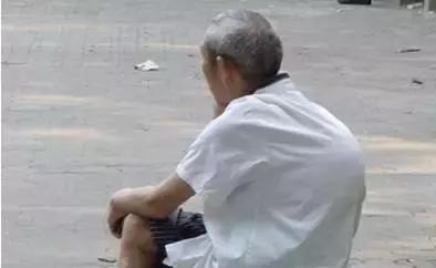 40岁壮汉背弯得像只虾，看看医生是怎么将他“拉直”的