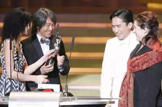 网友说,他的眼神无法以言语来形容