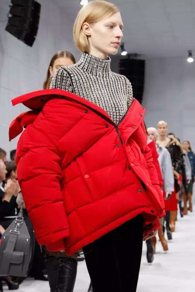 好冷啊！我只想躲进羽绒服里装成一个时髦的瘦子！