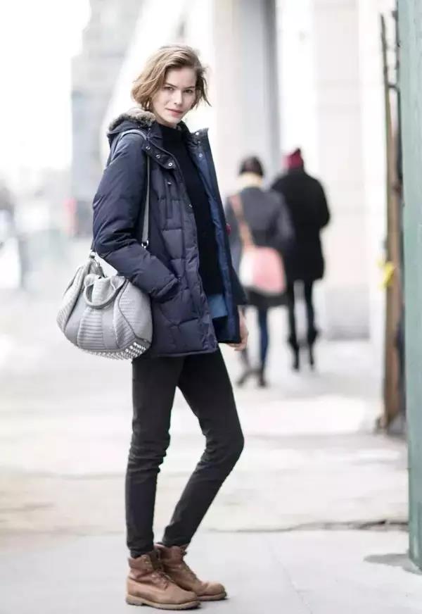 好冷啊！我只想躲进羽绒服里装成一个时髦的瘦子！